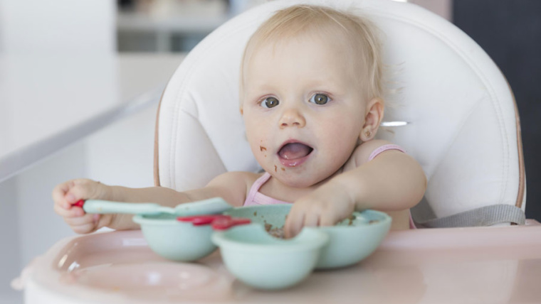 Diversification alimentaire : de 6 à 12 mois, que mange mon bébé ?