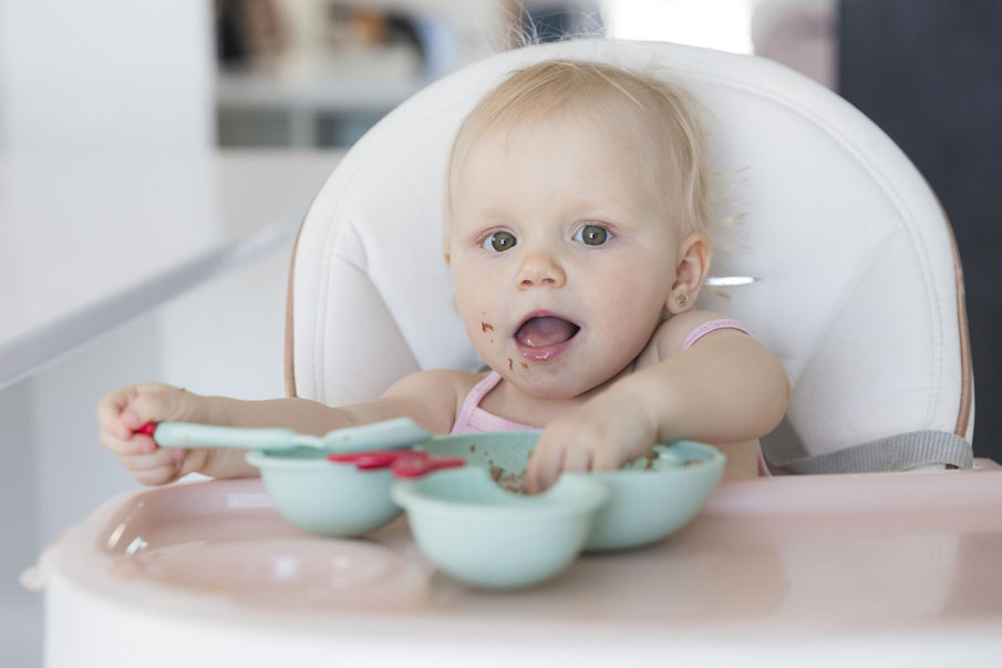 Diversification alimentaire : de 6 à 12 mois, que mange mon bébé ?