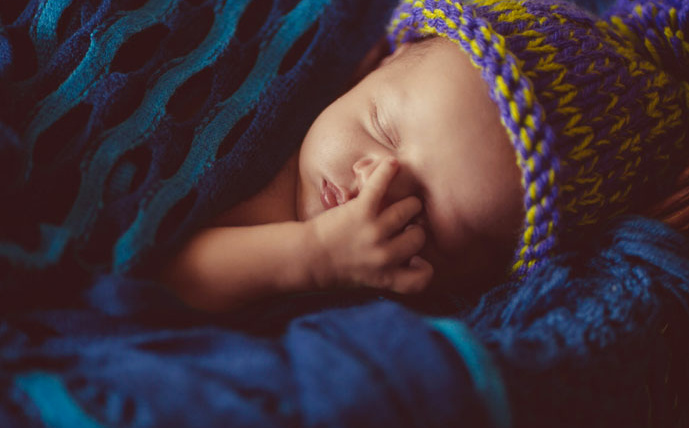 Si je supprime sa sieste, bébé dormira-t-il mieux le soir ?