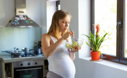 Bien manger pendant la grossesse : les aliments à éviter