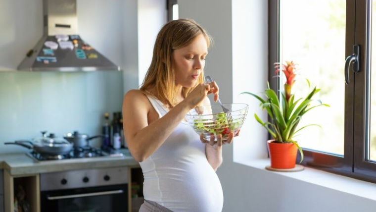 Bien manger pendant la grossesse : les aliments à éviter